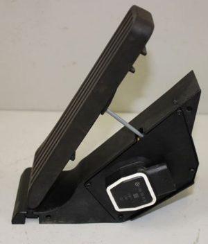 W204 GASPEDAL (USED)