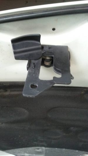 W204 BONNET LOCK (USED)